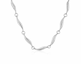 Handgjort halsband i sterlingsilver med krusningar