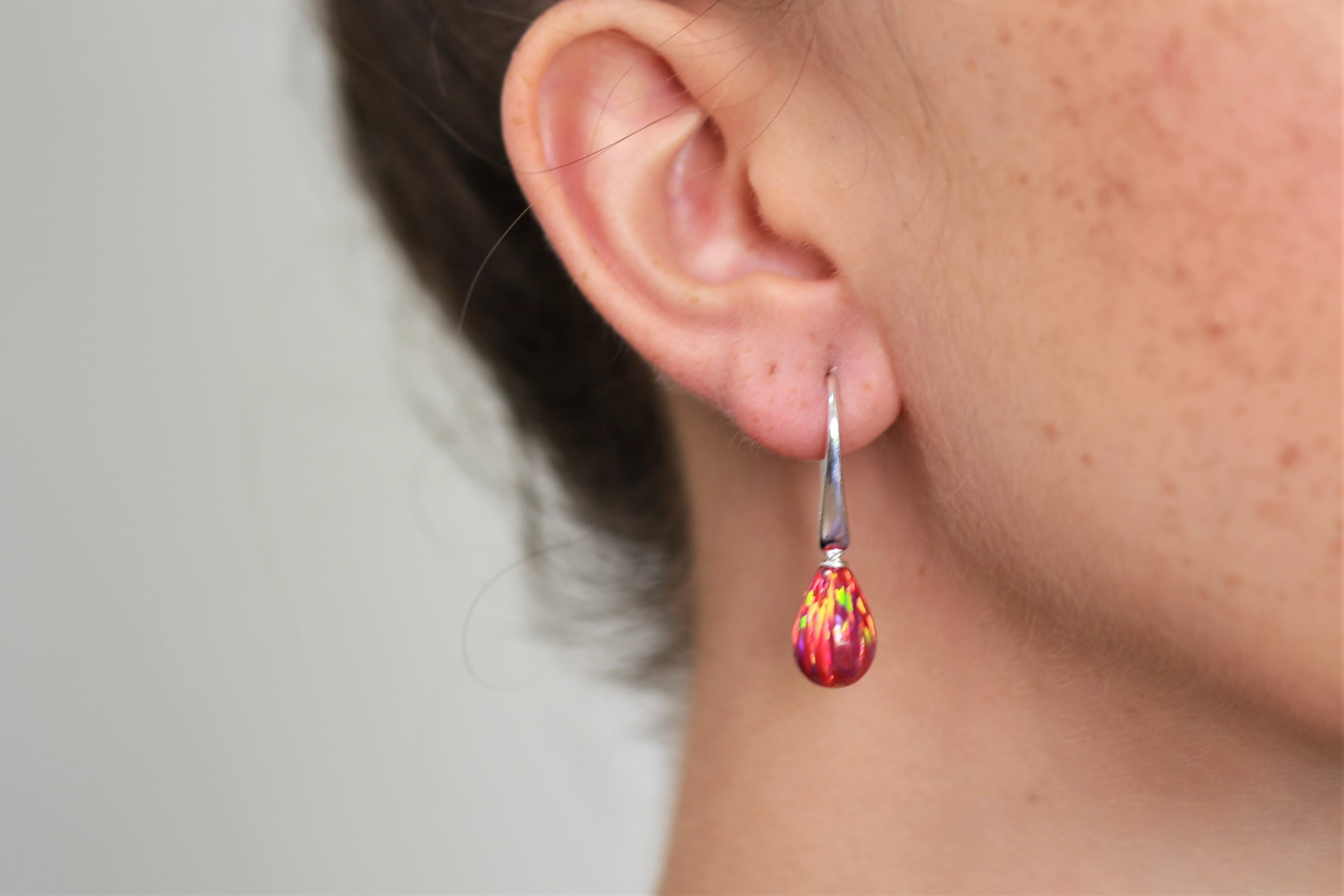 Orecchini A Cerchio Huggie In Argento 925 Con Opale Rosso Intenso | Ipoallergenici, 17 Mm | Gioielli In Opale Per Donna, Regalo In Scatola - 2