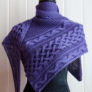 Patron tricot écharpe châle triangulaire asymétrique à torsades Morgan