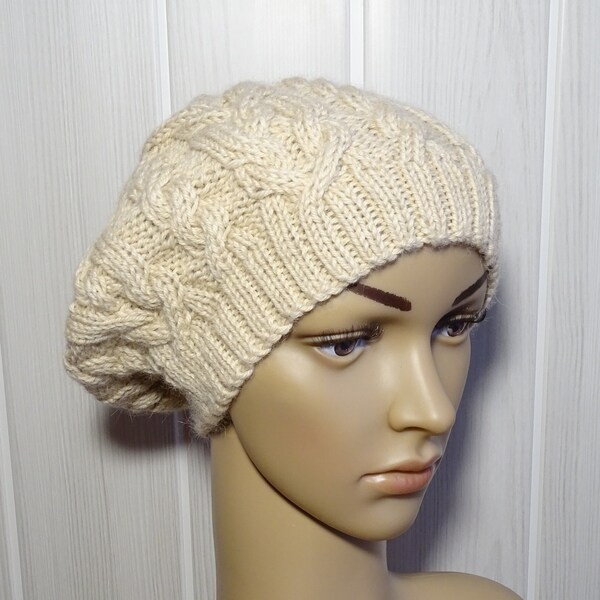 Bonnet béret femme beige à torsades en laine et alpaga tricoté main.