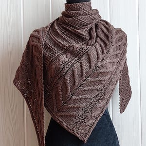 Patron tricot châle triangulaire asymétrique à torsades Eloïse