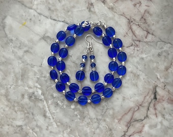 Conjunto de collar y pendientes ovalados de color azul cobalto