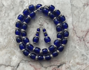 Conjunto de collar y pendientes de color azul cobalto