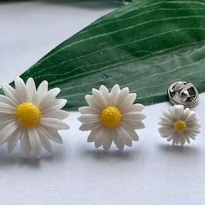Daisy Lapel Pin, Daisy Tie Pin, Flower Lapel Pin, Sunflower Hat Pin, Lapel Pin, Daisy Brooch