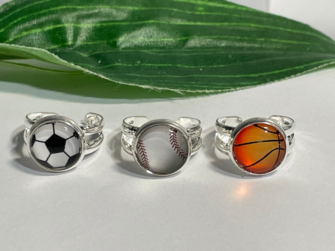 Set De 6 Anillos De Fútbol Ajustables Para Niños | Motivos: Balón, Camiseta, Trofeo, Botas, Guantes Y Campo | Regalo Para Pequeños Fans