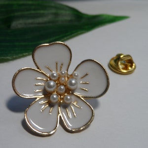 White Flower Lapel Pin, flower Pin, Flower Lapel Pin, flower Hat Pin, Lapel Pin, Decorative Brooch