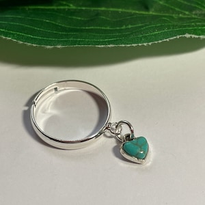 Anillo ajustable con gema turquesa en forma de corazón. Anillo colgante para el dedo del pie. Anillos ajustables. Anillo ajustable con forma de corazón.