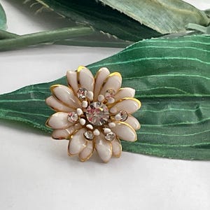 Flower Lapel Pin, White Flower Brooch, Flower Lapel Pin, flower Hat Pin, Lapel Pin, Decorative Brooch
