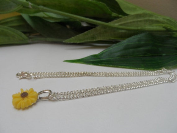 Simple sunflower hotsell necklace