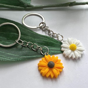 Sunflower Keychains, Daisy keychain, flower keychains, sunflower keyrings, birthday gifts, mom gifts, teen gifts