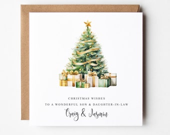 Op de afbeelding: Een kerstkaart met een aquarel-illustratie van een groene kerstboom versierd met gouden lint en kerstballen. De boom is omringd door ingepakte cadeaus. De kaart luidt "Christmas Wishes to a Wonderful Son & Daughter-in-Law Craig & Jasmin".