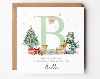 Op de afbeelding: Een gepersonaliseerde kerstkaart met een groene letter "B" versierd met een ster en het jaar "2023". De letter wordt omringd door een kerstboom, een sneeuwpop, een vos, een hert en een egel. De tekst "Prettige Kerstmis aan onze mooie dochter Belle" staat onder de letter.