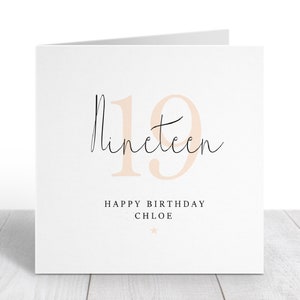 K&ouml;nnte beinhalten: Eine wei&szlig;e Karte mit der Zahl 19 in Pfirsich und dem Wort "nineteen" in schwarzer Schrift. Der Text "Happy Birthday Chloe" steht unter der Zahl.