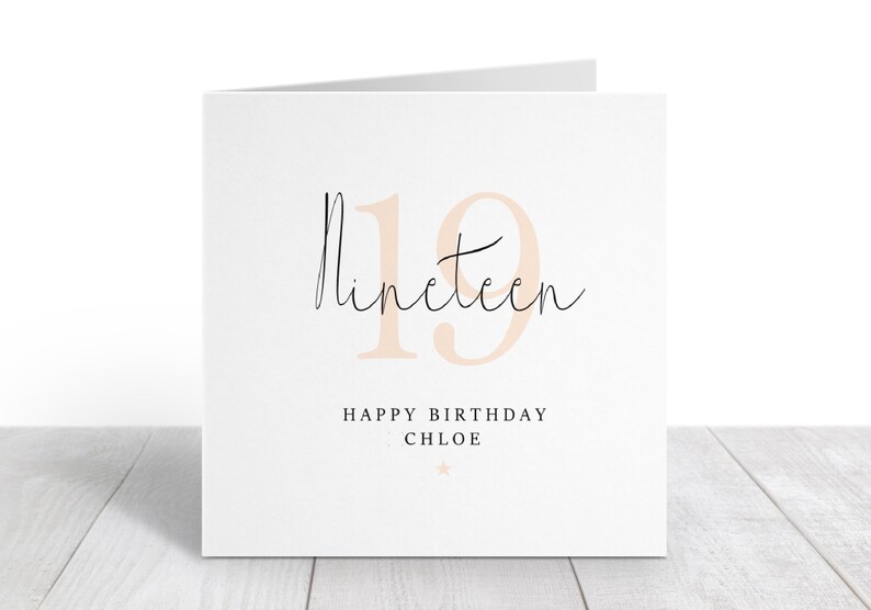 K&ouml;nnte beinhalten: Eine wei&szlig;e Karte mit der Zahl 19 in Pfirsich und dem Wort "nineteen" in schwarzer Schrift. Der Text "Happy Birthday Chloe" steht unter der Zahl.