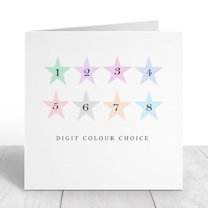 K&ouml;nnte beinhalten: Eine wei&szlig;e Karte mit acht Sternen in verschiedenen Pastellfarben, die von 1 bis 8 nummeriert sind. Der Text "DIGIT COLOUR CHOICE" ist unter den Sternen gedruckt.