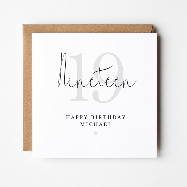 K&ouml;nnte beinhalten: Eine wei&szlig;e Karte mit einer grauen Zahl 19 und dem Wort "nineteen" in schwarzer Schrift. Der Text "Happy Birthday Michael" ist unter der Zahl gedruckt.