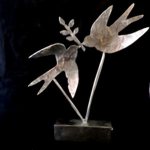 Regalo 10 años de matrimonio, boda de peltre, escultura de peltre brillante martillada hecha a mano. Tragar en vuelo.