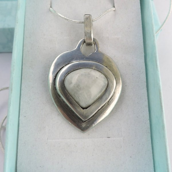 Collier  avec un pendentif en forme de coeur avec une pierre blanche ,bijoux unique .Cadeau saint valentin.