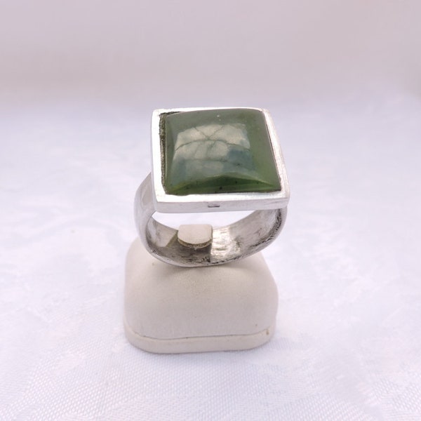 Grosse bague pour homme ou femme en Jade vert , pierre fine naturelle ,bijoux fait à la main ,artisanat ,bijoux de créateurs
