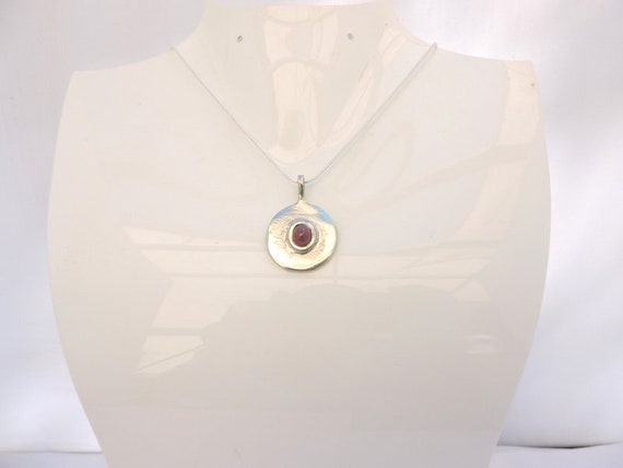 Collier avec un pendentif en Rubit brute ,chaîne serpentine en argent 925