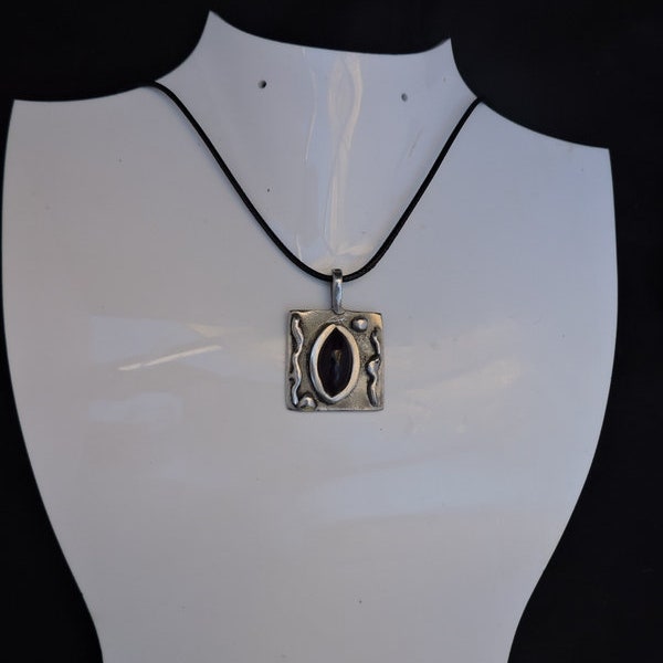 collier éthnique  argenté fait à la main avec une améthyste ,bijoux en pierre naturelle ,bijoux médiévale ,collier unique.