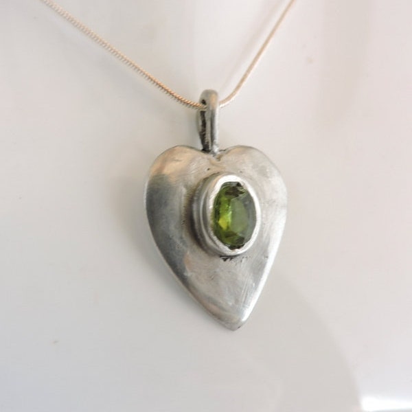 Collier pour femme avec un pendentif coeur en pierre naturelle ;bijoux de créateur ,fait main ,pièce unique.