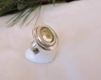 Pierścionek damski z oprawą z żółtego kwarcu. Biżuteria z kamieni naturalnych. Oryginalny pierścionek, srebrny pierścionek. Biżuteria designerska, ręcznie robiona.
