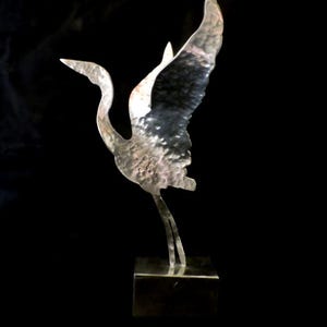 Escultura de pájaro en peltre martillado, Pequeña escultura de escritorio plateada, regalo del décimo aniversario de bodas.