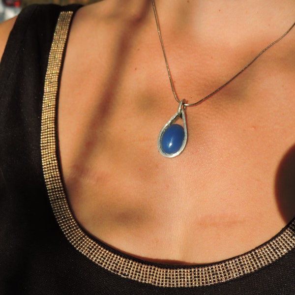 Collier chaîne avec un pendentif en Calcédoine bleu ,sertissage fait main en alliage étain et argent