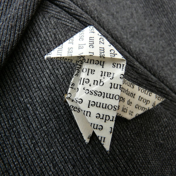 Broche en origami cocotte papier livre