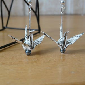 Boucles d'oreilles origami grue sur papier livre image 2