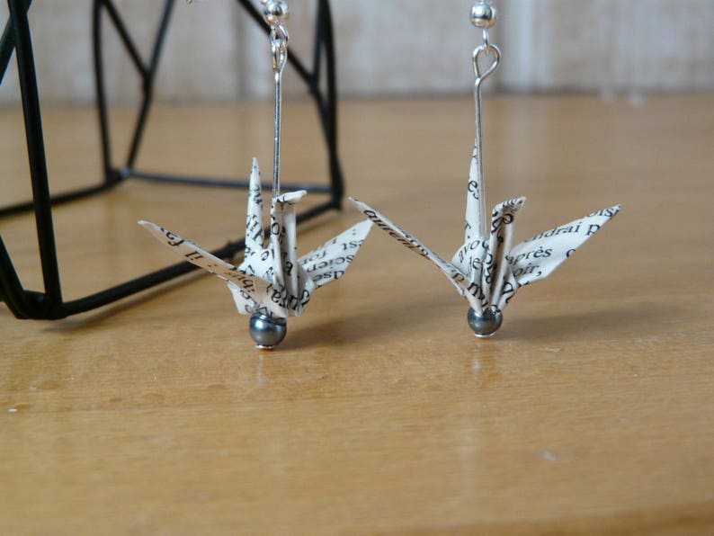 Boucles d'oreilles origami grue sur papier livre image 2