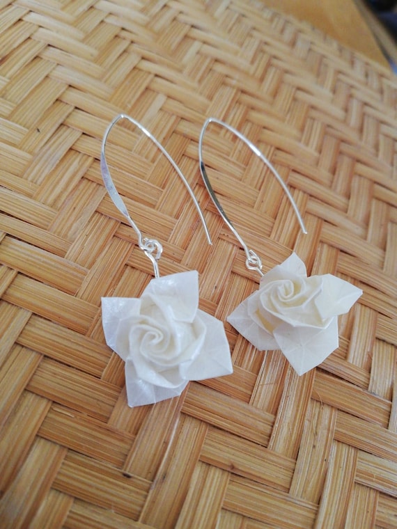 Boucles d'oreilles origami roses blanches ivoires grand crochet, roses origami papier ivoire