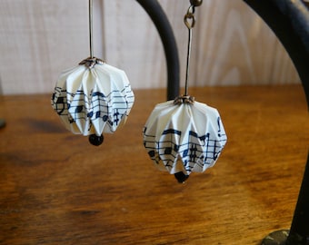 Origami oorbellen, muziek lantaarnballen, muziek origami ballen, lantaarnballen, muziek sieraden, muzikanten sieraden