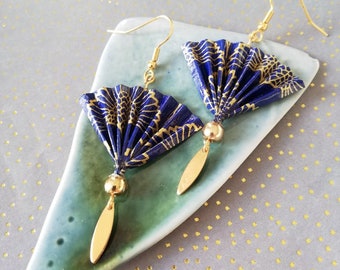 Könnte beinhalten: Ein Paar blaue und goldene Origami-Fächer-Ohrringe mit goldenen Perlenakzenten und goldenen Haken.