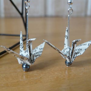 Boucles d'oreilles origami grue sur papier livre image 1