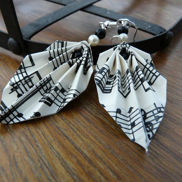 Boucles d'oreilles origami feuilles papier musique