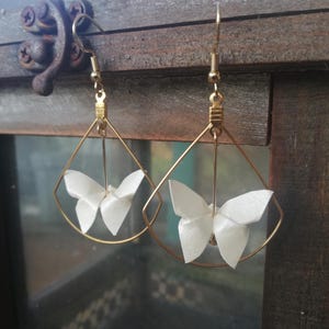 Orecchini a cerchio in acciaio inossidabile con farfalle origami, orecchini origami in carta bianco avorio