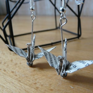 Boucles d'oreilles origami grue sur papier livre image 3