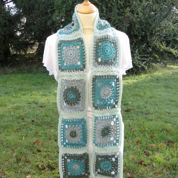 Echarpe granny au crochet camaïeu vert gris pour femme, carré grand mère acrylique, tour de cou, chauffe épaule