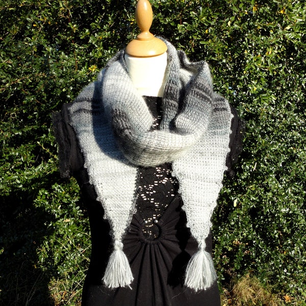 Grande écharpe au crochet tunisien camaïeu de gris noir chaude et douce hiver femme avec glands pompons angora et acrylique