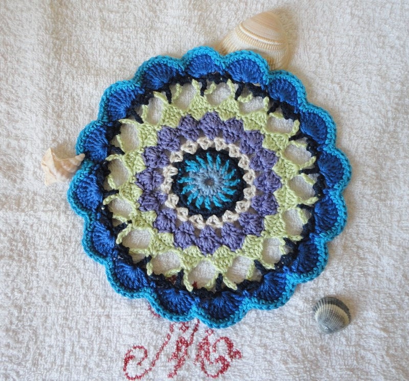 Napperon ou Mandala Au Crochet Dans Des Tons Bleu