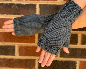 Grey fingerless gloves. Gray fingerless gloves. Knitted gloves. Knit gloves. Gray gloves. Grey gloves.
