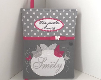 Protège carnet de santé personnalisable avec prénom modèle papillon molletoné  fushia et gris