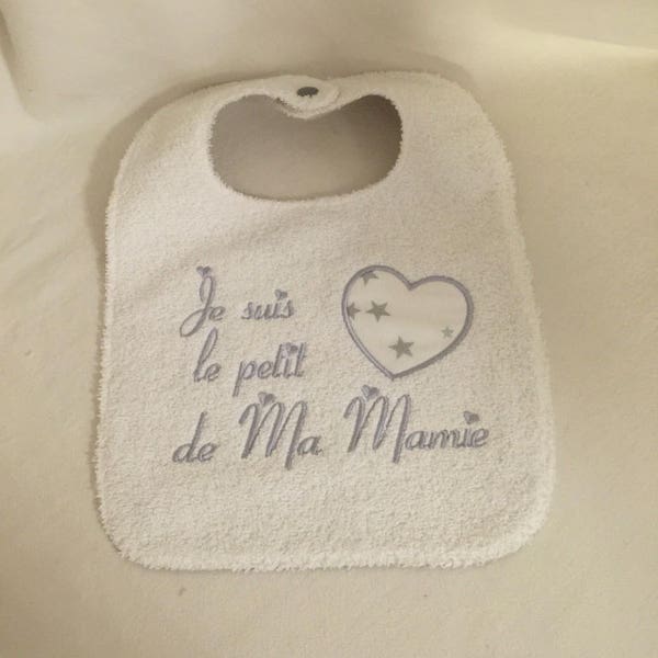 Bavoir "Je suis le petit coeur de ma mamie" brodé gris et blanc - personnalisable sur demande