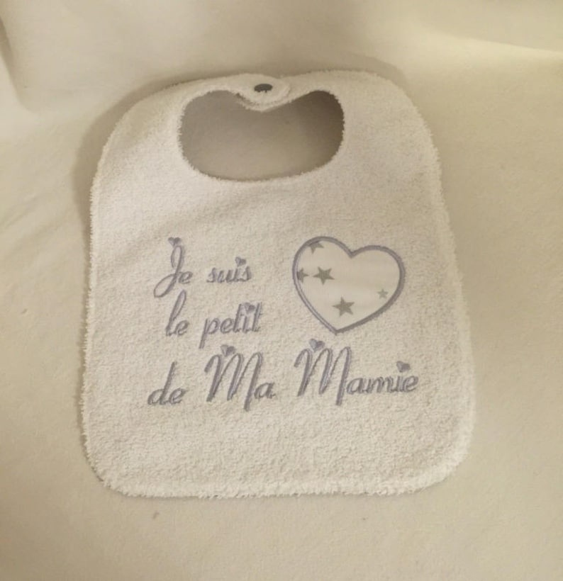 Bavoir Je suis le petit coeur de ma mamie brodé gris et blanc personnalisable sur demande image 1