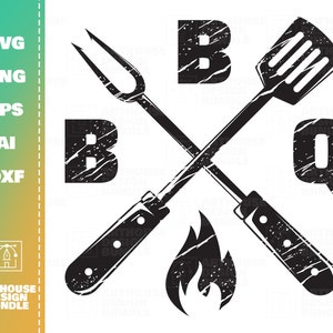 Op de afbeelding: Zwart-witte distressed grafische vormgeving van een BBQ-grill met een spatel, vork en vlammen. De letters "BBQ" zijn in een distressed lettertype.