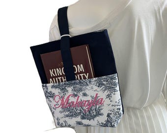 Sac fourre-tout personnalisé pour club de lecture : le cadeau brodé pour passionné de lecture peut contenir 2 bouteilles d'eau ou de vin et une poche extérieure pour le yéti pour une broderie SANS livre