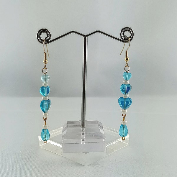 Boucles d'oreilles cœurs en verre irisé bleu et perles blanches