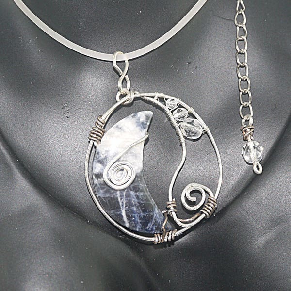 PENDENTIF SODALITE BLEU et blanche demi lune métal argenté et perles cristal